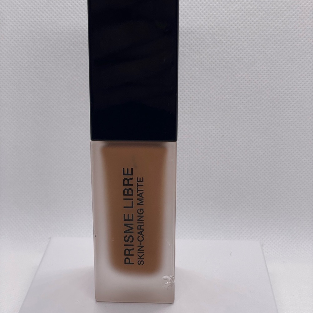 Givenchy Prisme Libre Skin-Caring Matte Foundation - shade 6